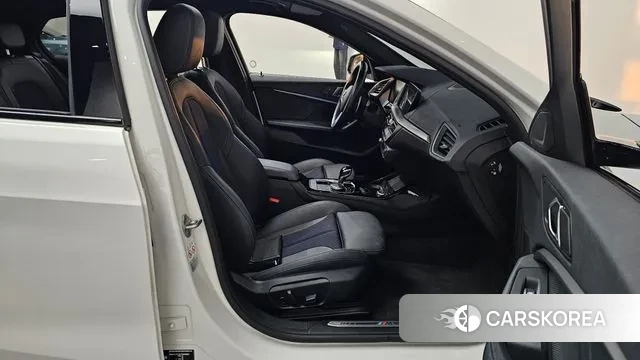 BMW 1 Series (F40) 2023 Белый из Кореи, фото 2