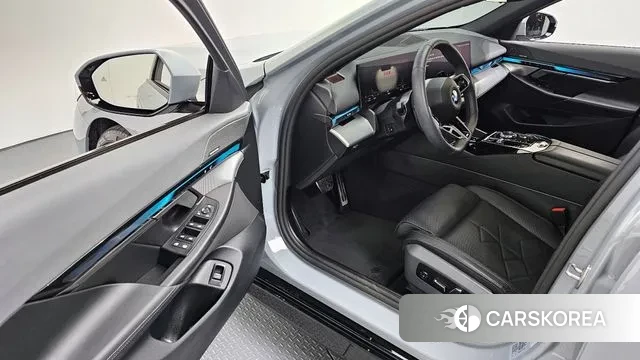 BMW 5 Series (G60) 2025 Светло-серебряный цвет из Кореи, фото 2