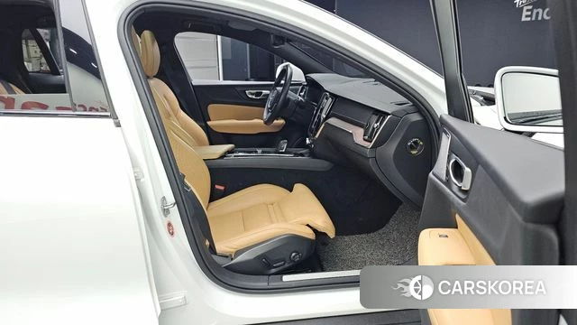 Volvo V60 Cross-Country 2nd Generation 2021 Белый из Кореи, фото 2