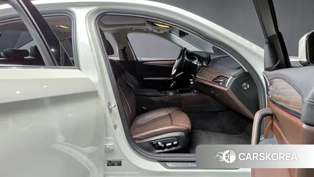 BMW 5 Series (G30) 2018 Белый из Кореи, фото 2