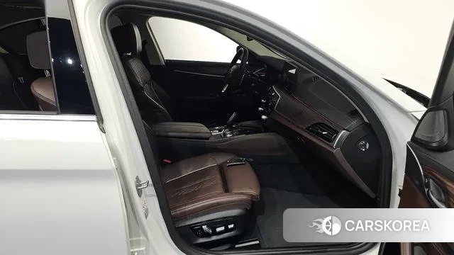 BMW 5 Series (G30) 2021 Белый из Кореи, фото 2