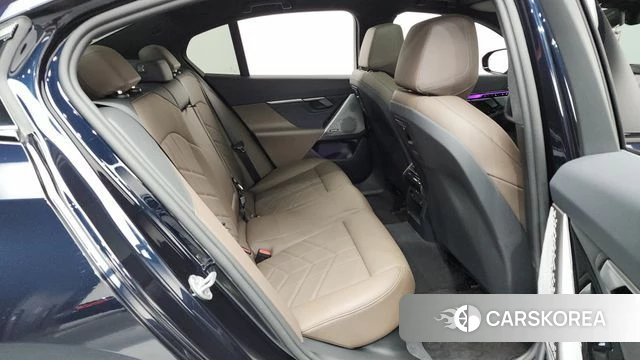BMW 5 Series (G60) 2025 Черный из Кореи, фото 2