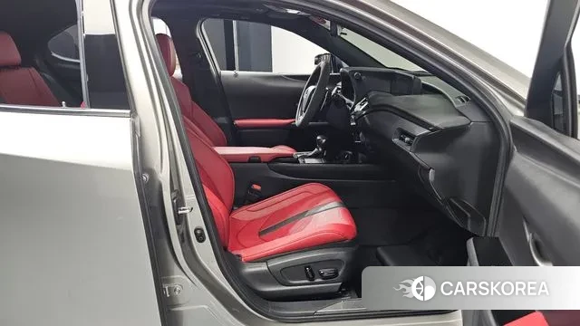 Lexus UX250h 2021 Серебряный из Кореи, фото 2