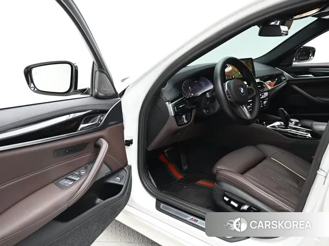 BMW 5 Series (G30) 2023 Белый из Кореи, фото 2