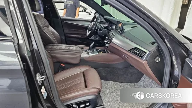 BMW 5 Series (G30) 2018 Серый из Кореи, фото 2