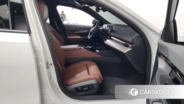 BMW 5 Series (G60) 2024 Белый из Кореи, фото 2