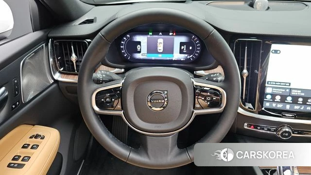 Volvo V60 Cross-Country 2nd Generation 2025 Белый из Кореи, фото 2