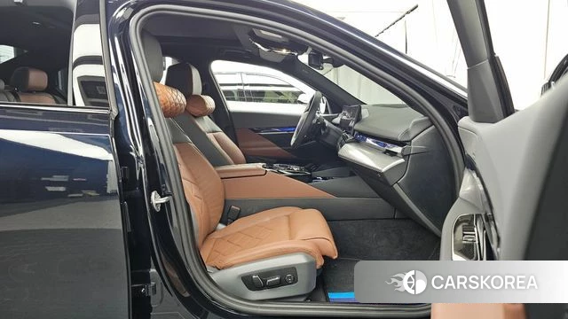BMW 5 Series (G60) 2025 Черный из Кореи, фото 2