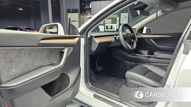 Tesla Model Y 2023 Белый из Кореи, фото 2