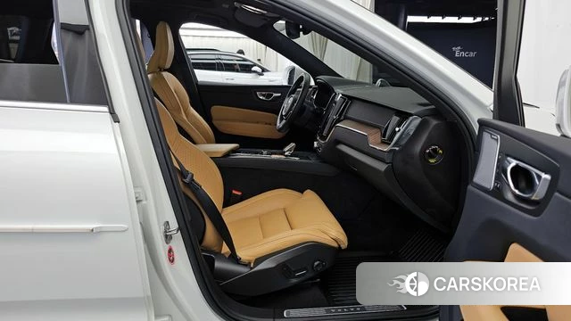 Volvo XC60 second Generation 2022 Белый из Кореи, фото 2