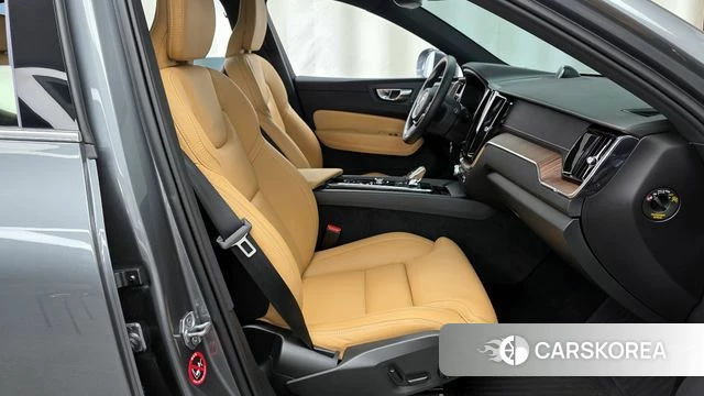 Volvo XC60 second Generation 2021 Серебристо-серый из Кореи, фото 2