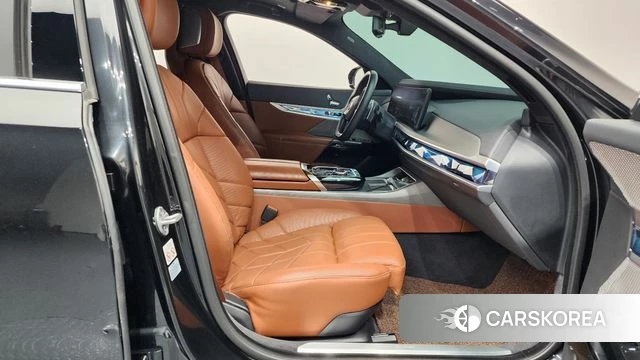 BMW 7 Series (G70) 2023 Черный из Кореи, фото 2