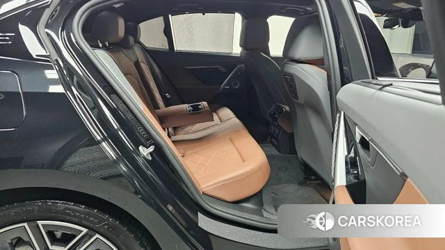 BMW 5 Series (G60) 2025 Черный из Кореи, фото 2