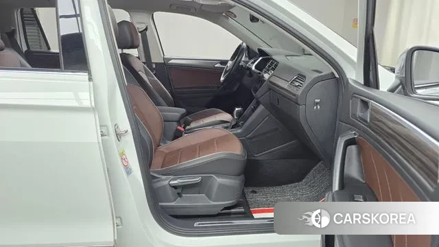 Volkswagen Tiguan Allspace 2023 Белый из Кореи, фото 2