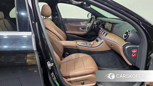 Mercedes-Benz E-Class W213 2023 Черный из Кореи, фото 2