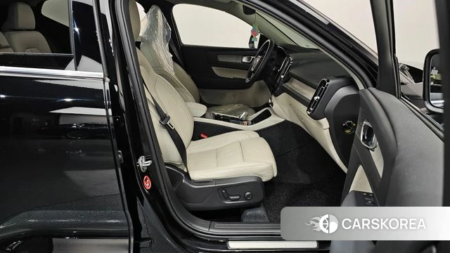 Volvo XC40 2023 Черный из Кореи, фото 2