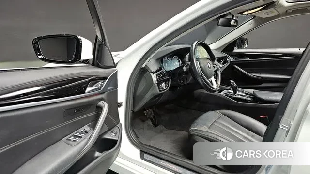 BMW 5 Series (G30) 2018 Белый из Кореи, фото 2