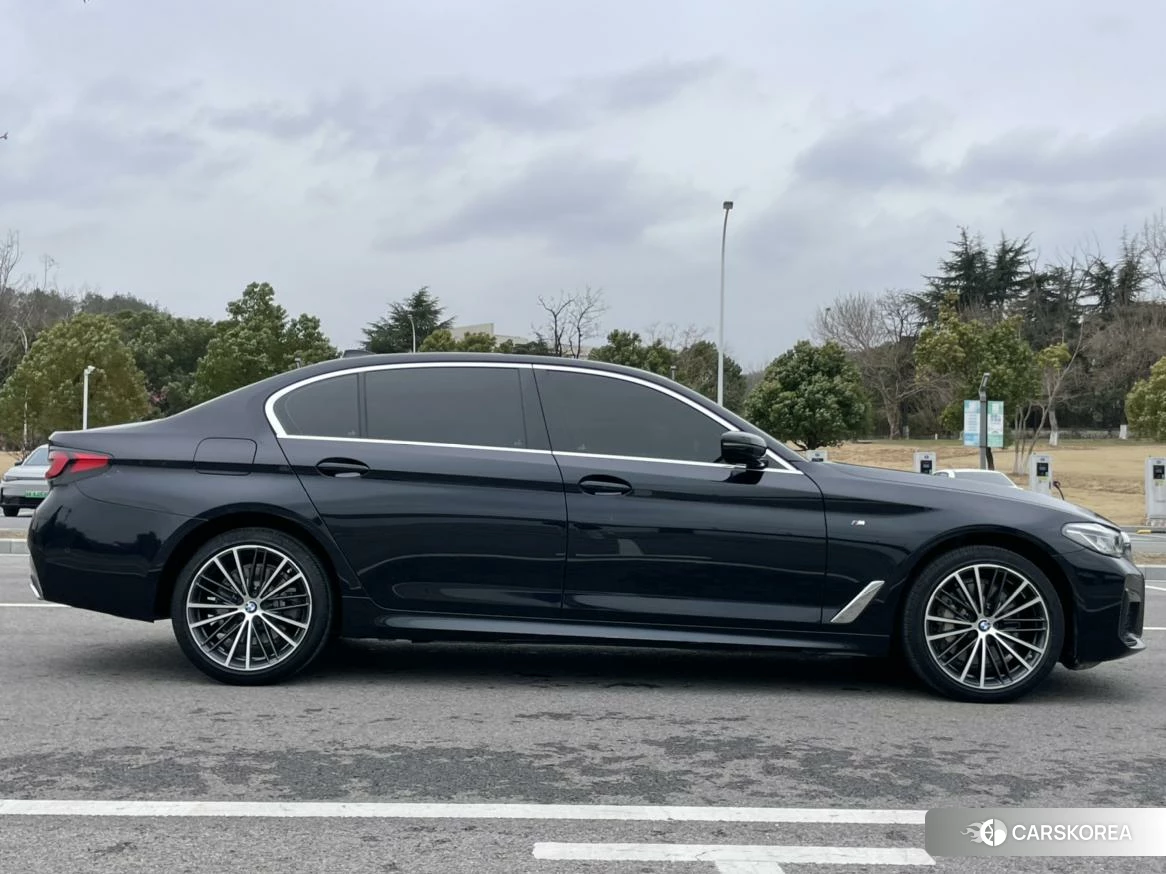 BMW 5 series 2021 Черный из Китая, фото 2
