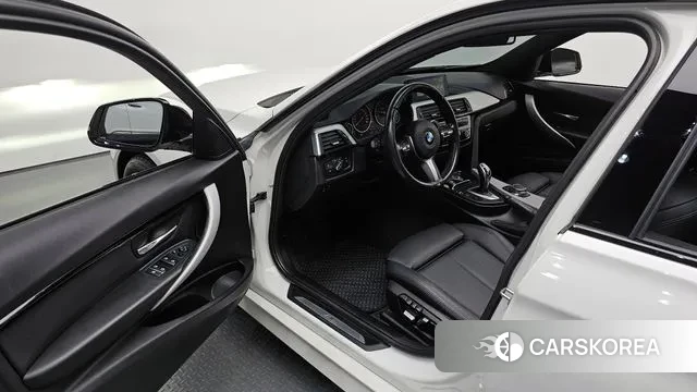 BMW 3 Series (F30) 2018 Белый из Кореи, фото 2