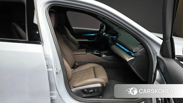 BMW 5 Series (G60) 2025 Серебристо-серый из Кореи, фото 2