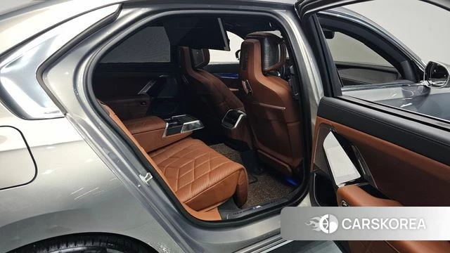 BMW 7 Series (G70) 2023 Серебристо-серый из Кореи, фото 2