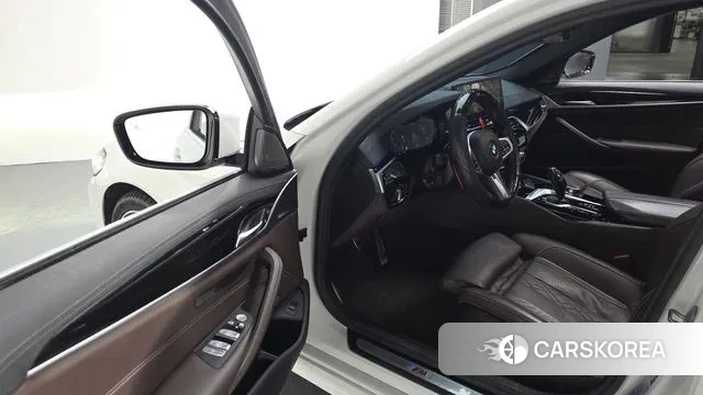 BMW 5 Series (G30) 2023 Белый из Кореи, фото 2