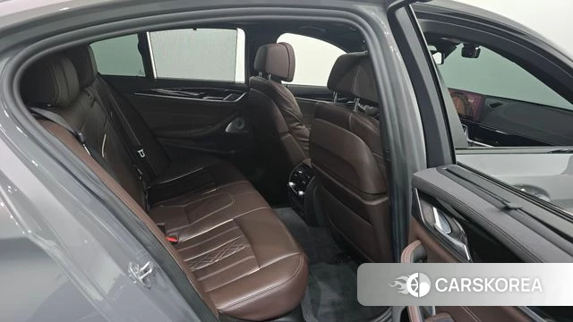 BMW 5 Series (G30) 2021 Серебристо-серый из Кореи, фото 2
