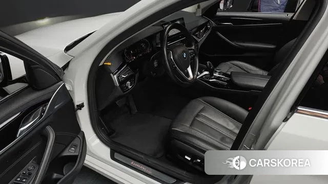 BMW 5 Series (G30) 2019 Белый из Кореи, фото 2