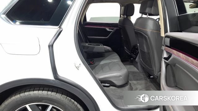Volkswagen Touareg 3rd generation 2020 Белый из Кореи, фото 2