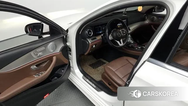 Mercedes-Benz E-Class W213 2018 Белый из Кореи, фото 2
