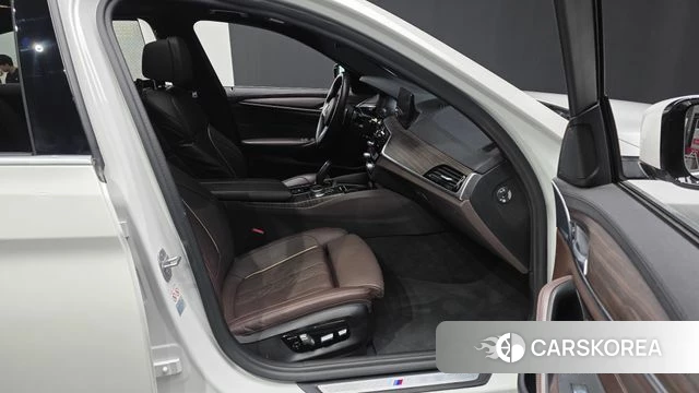 BMW 5 Series (G30) 2019 Белый из Кореи, фото 2