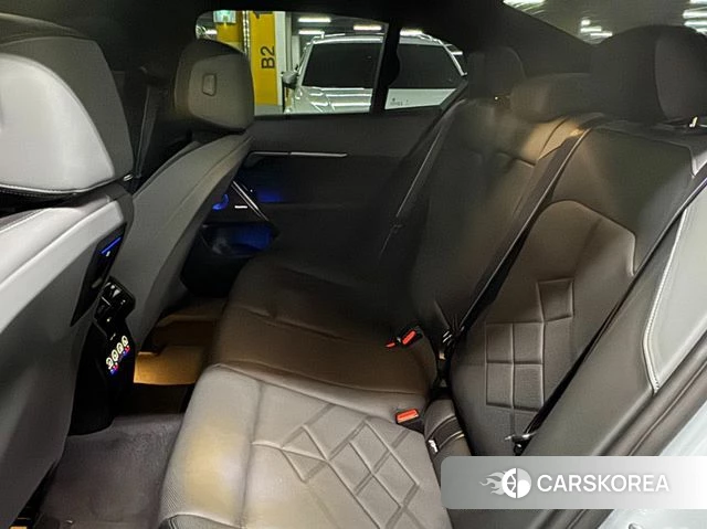 BMW 5 Series (G60) 2025 Серебристо-серый из Кореи, фото 2