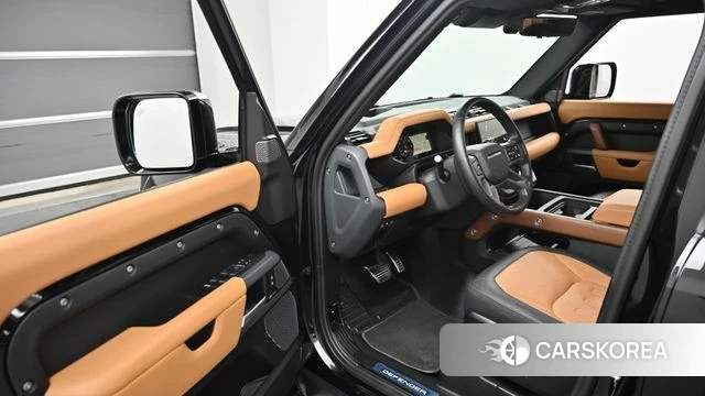 Land Rover Defender (L663) 2024 Черный из Кореи, фото 2