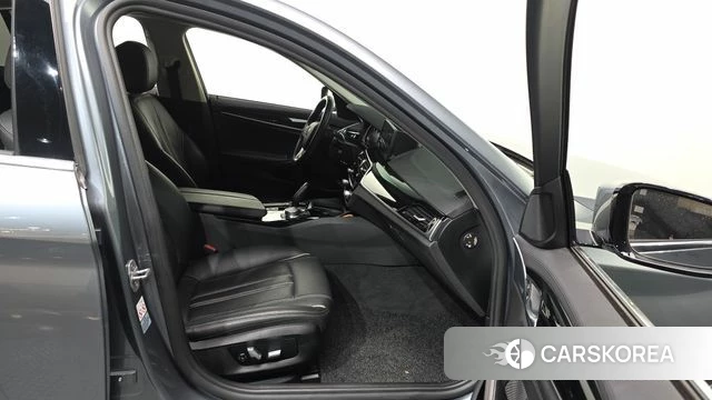 BMW 5 Series (G30) 2018 Серый из Кореи, фото 2