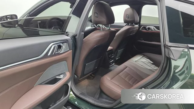 BMW 4 Series (G22) 2024 Темно-зеленый из Кореи, фото 2