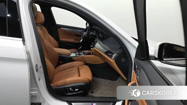 BMW 5 Series (G30) 2018 Белый из Кореи, фото 2