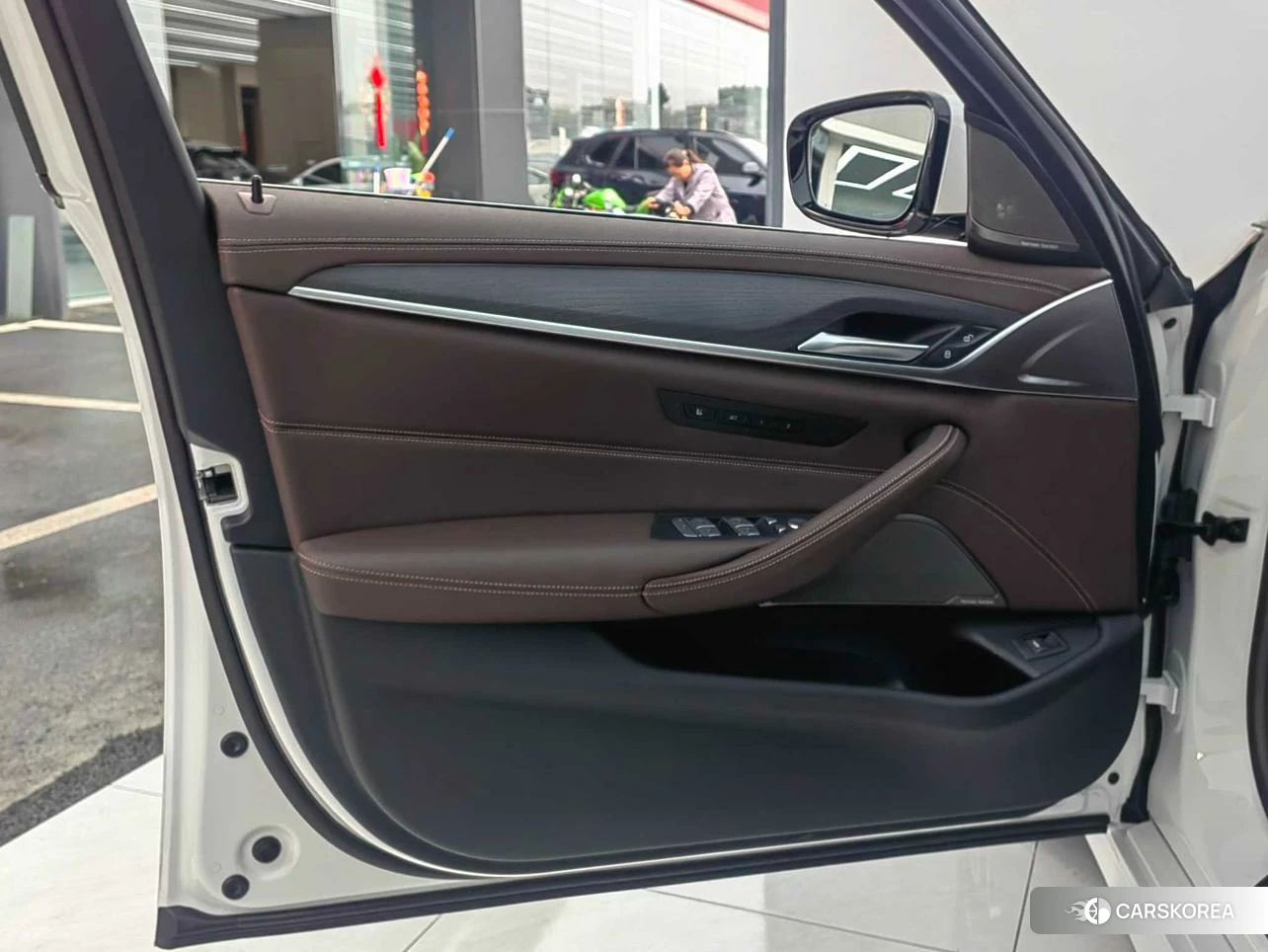 BMW 5 series 2023 Белый из Китая, фото 2