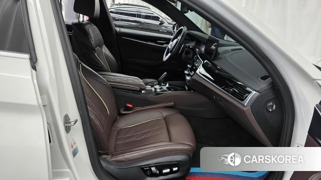 BMW 5 Series (G30) 2021 Белый из Кореи, фото 2