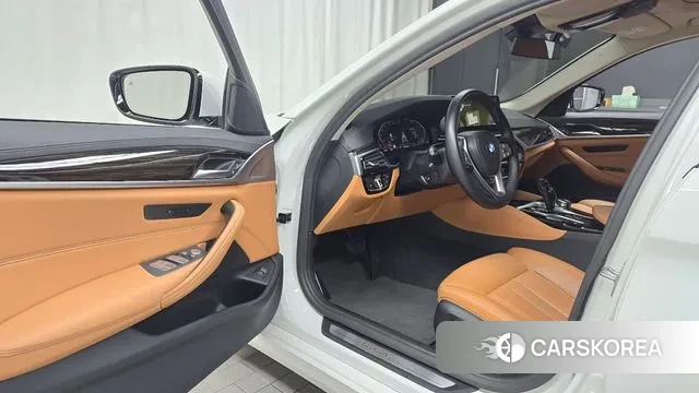 BMW 5 Series (G30) 2022 Белый из Кореи, фото 2