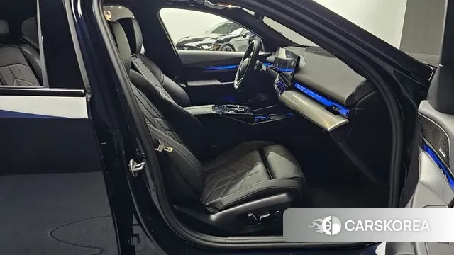 BMW 5 Series (G60) 2025 Черный из Кореи, фото 2