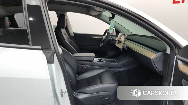 Tesla Model Y 2023 Белый из Кореи, фото 2