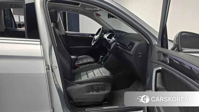 Volkswagen Tiguan second Generation 2021 Серебристо-серый из Кореи, фото 2