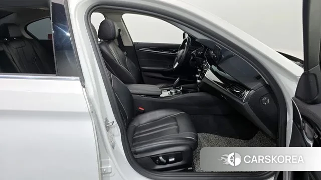 BMW 5 Series (G30) 2018 Белый из Кореи, фото 2