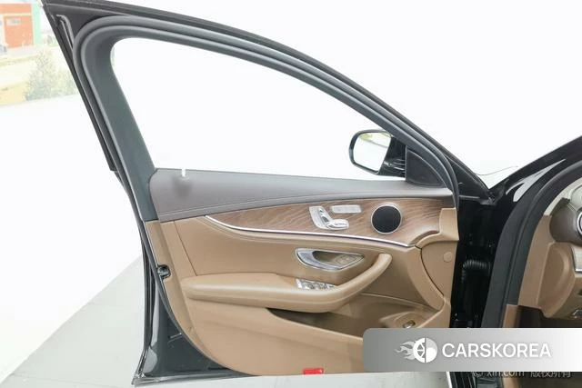 Mercedes-Benz E-class 2023 Черный из Китая, фото 2