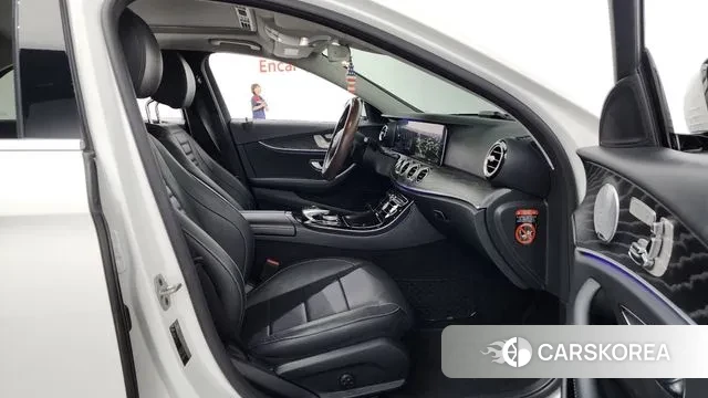 Mercedes-Benz E-Class W213 2018 Белый из Кореи, фото 2