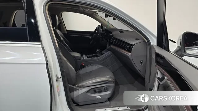 Volkswagen Touareg 3rd generation 2023 Белый из Кореи, фото 2