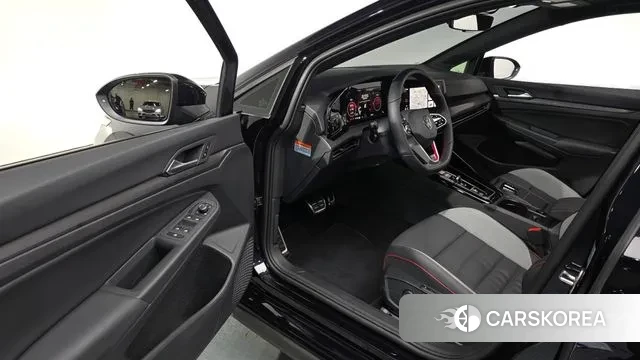 Volkswagen Golf 8th Generation 2023 Черный из Кореи, фото 2