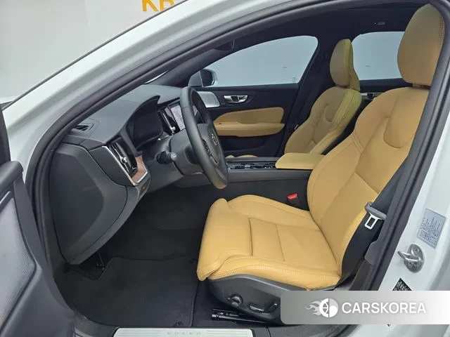 Volvo V60 Cross-Country 2nd Generation 2022 Белый из Кореи, фото 2