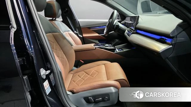 BMW 5 Series (G60) 2024 Черный из Кореи, фото 2