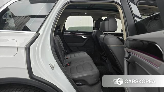 Volkswagen Touareg 3rd generation 2023 Белый из Кореи, фото 2
